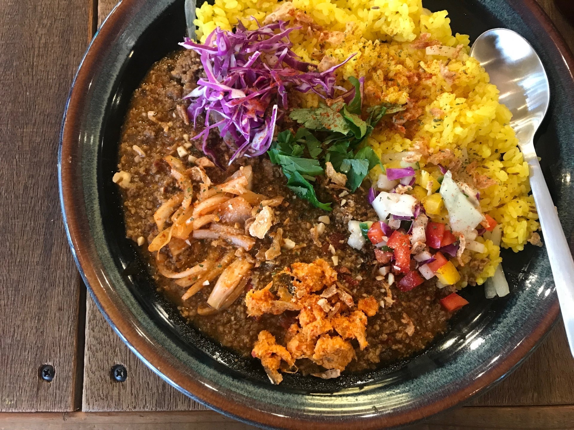 残暑を辛さで乗り切る!一度は食べてみたいご当地カレー【日本全国地方別9選】