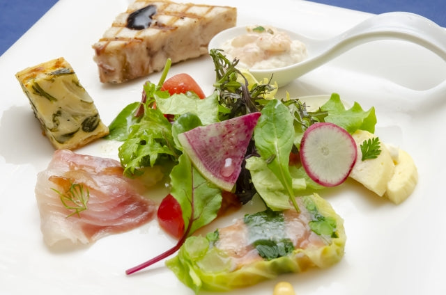 料理の見た目を美しく演出するテクニック4選!盛り付け方法を調理スタッフ全員で共有する方法も